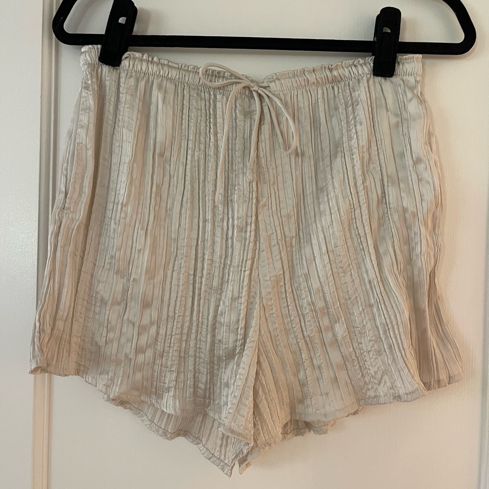 H&M champagne satin-like shorts with pockets and adjustable drawstring - size M